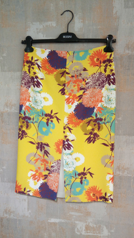 Dámska sukňa žltá s kvetovaným vzorom